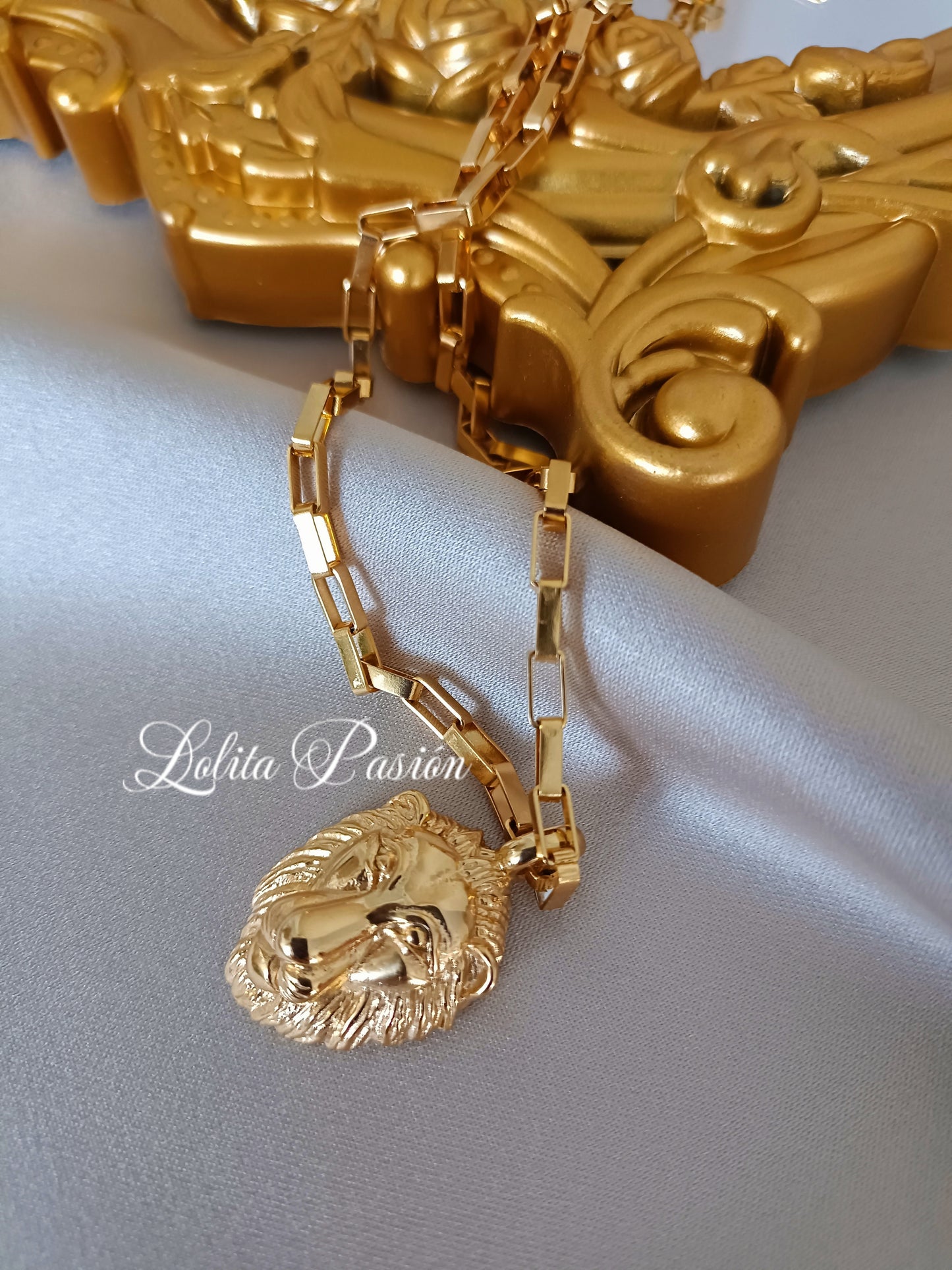 Collar león dorado