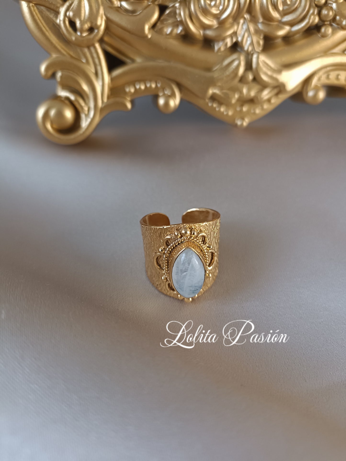 Anillo bronce con piedra luna, bañado en Oro 18K, ajustable