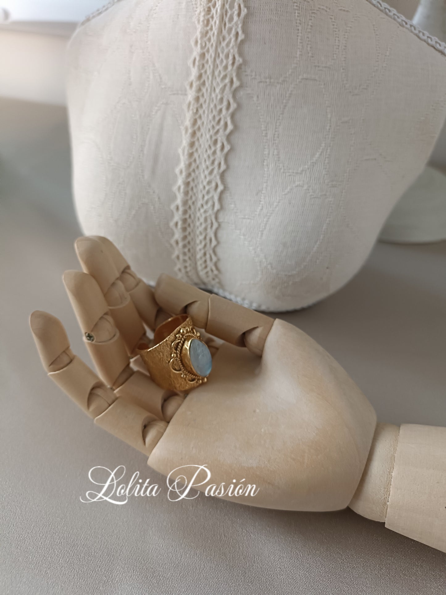 Anillo bronce con piedra luna, bañado en Oro 18K, ajustable