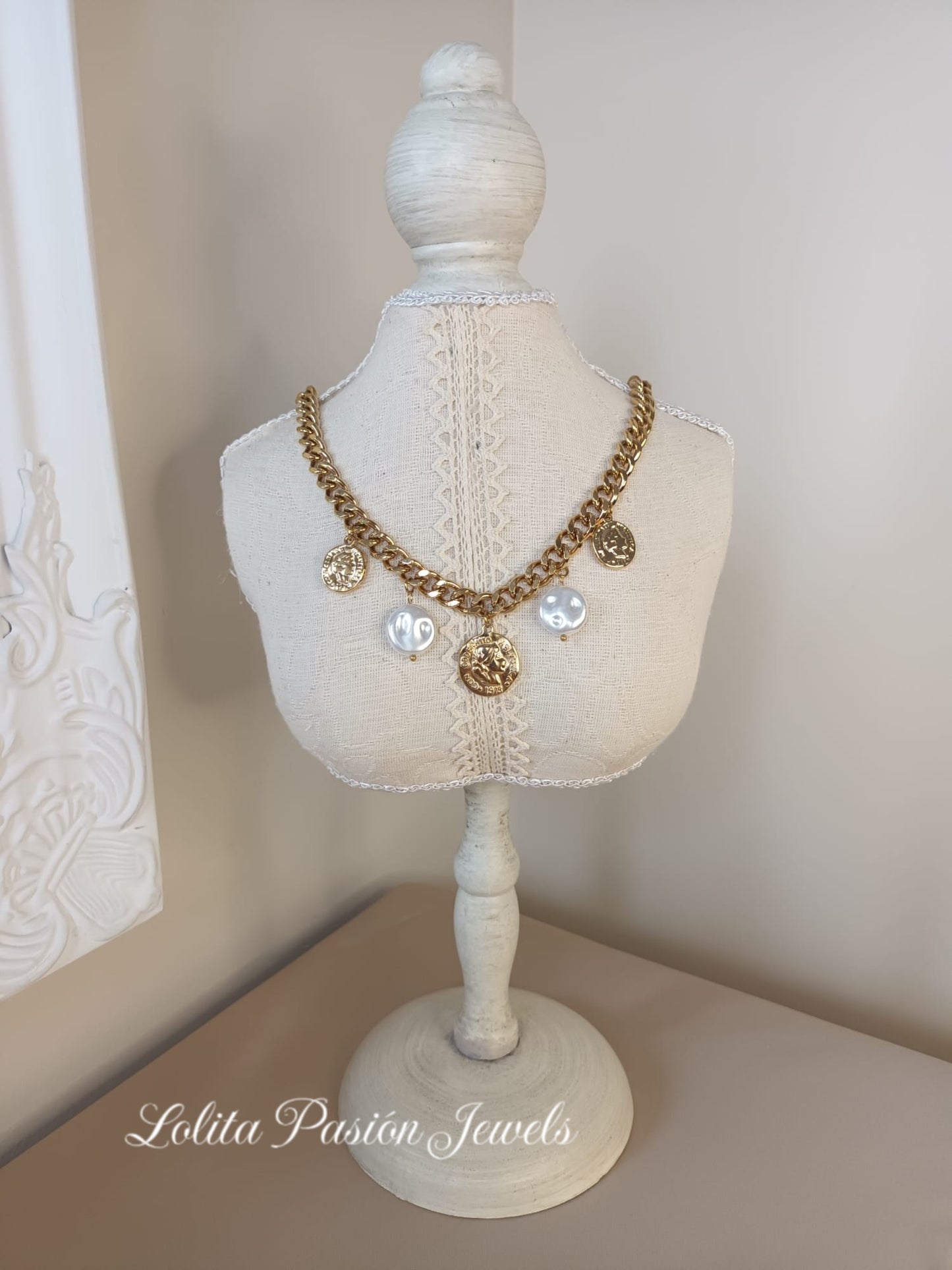 Collar dorado monedas perlas