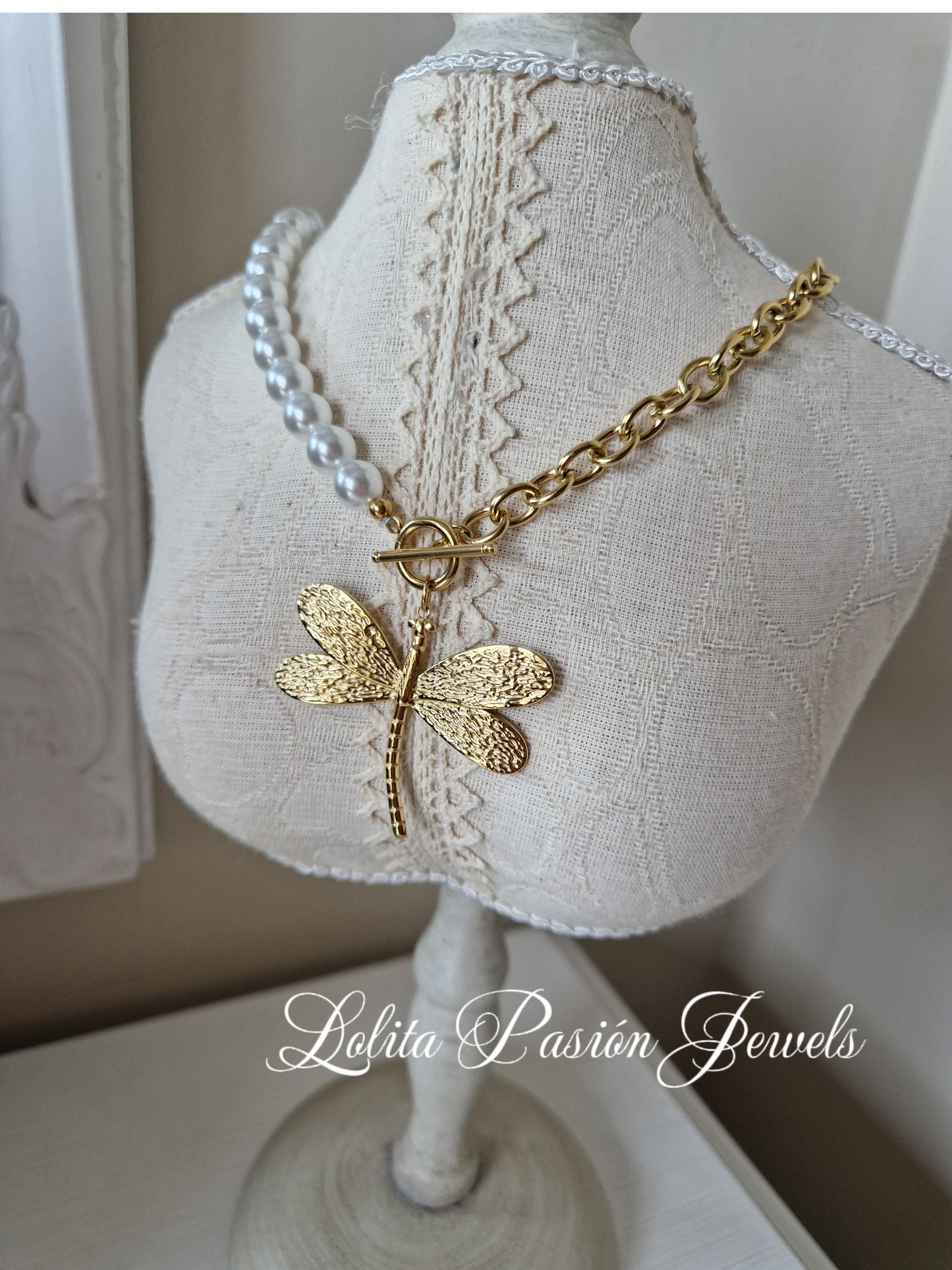 Collar libélula dorado