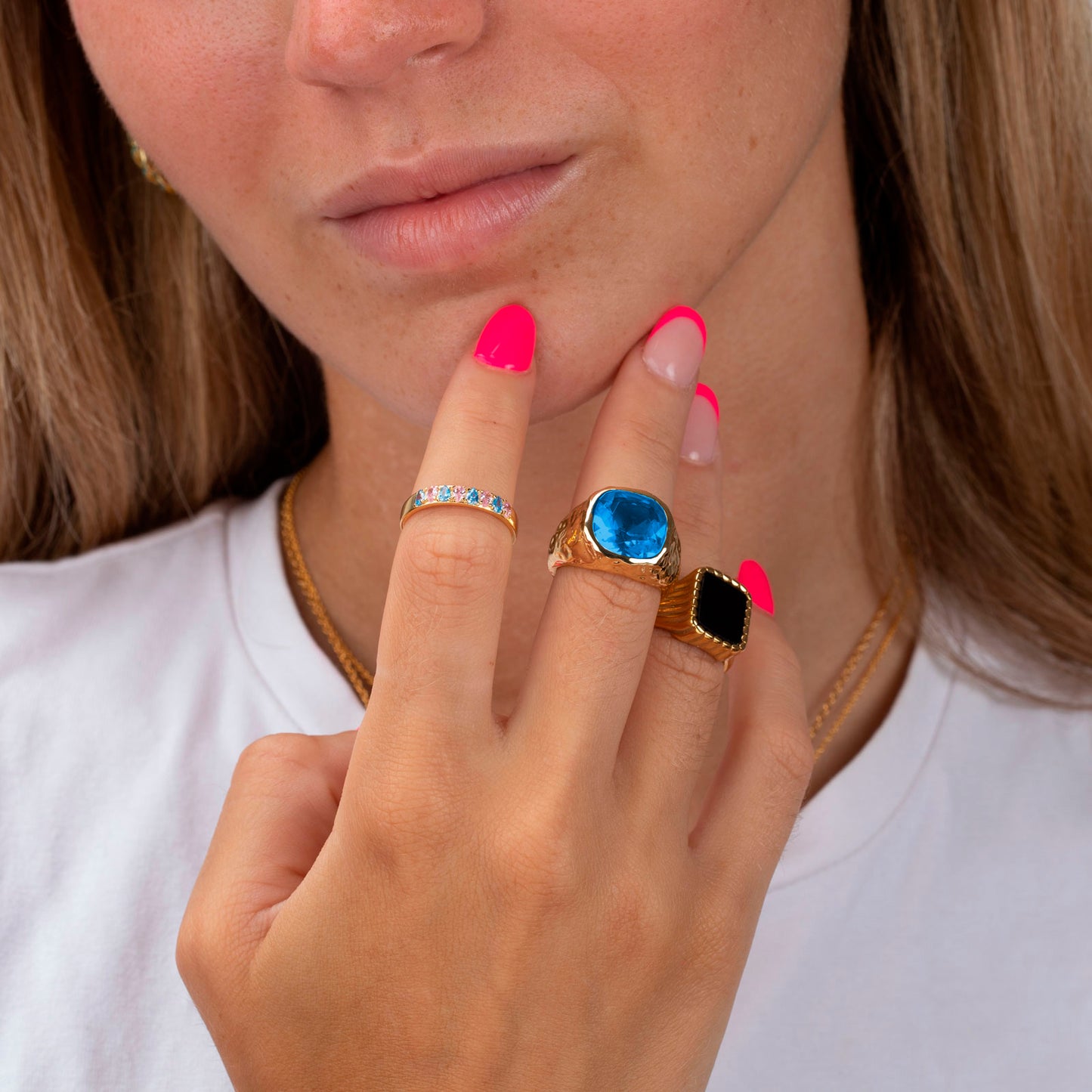 anillo dorado piedra azul