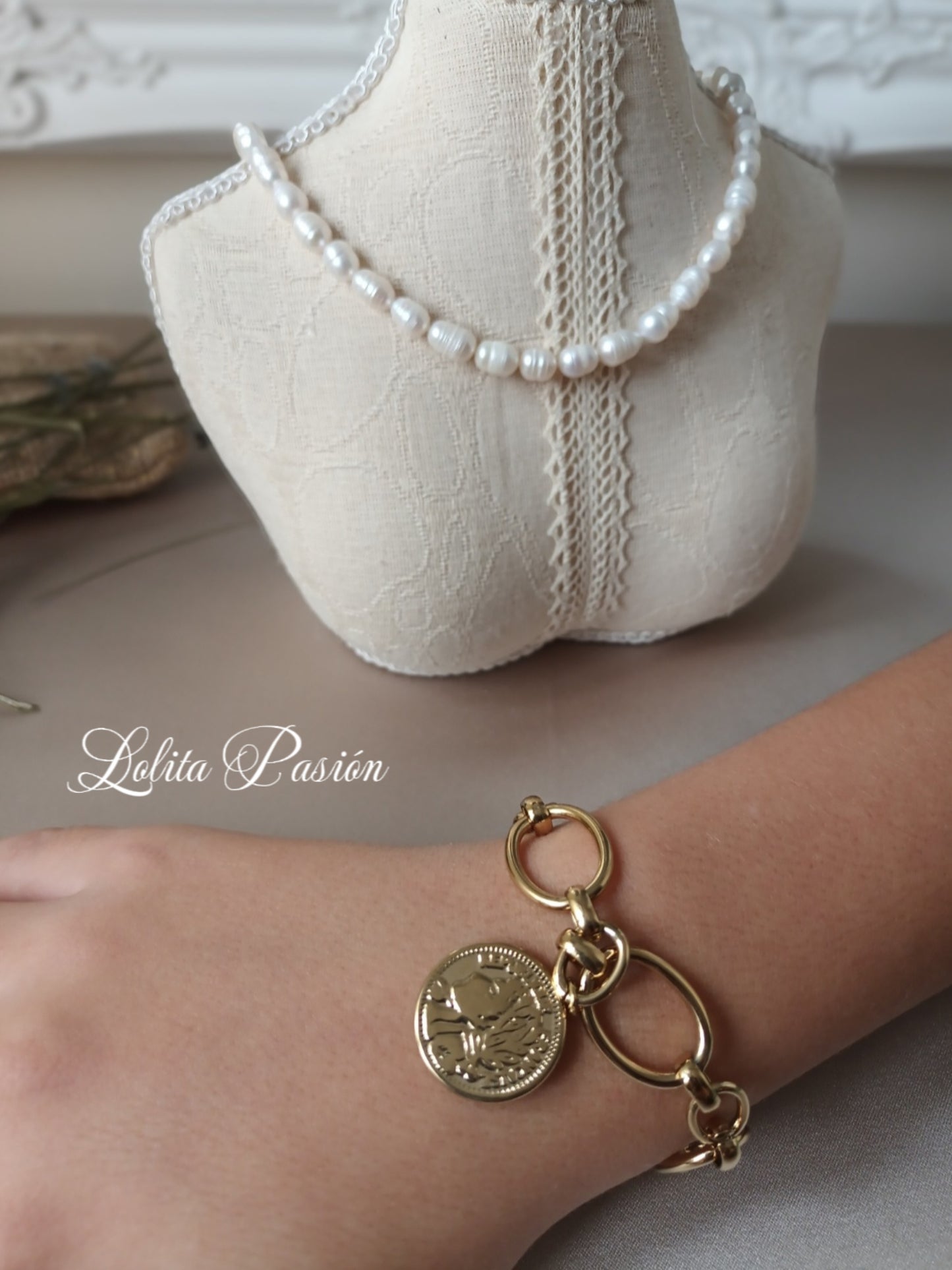 Pulsera dorada moneda