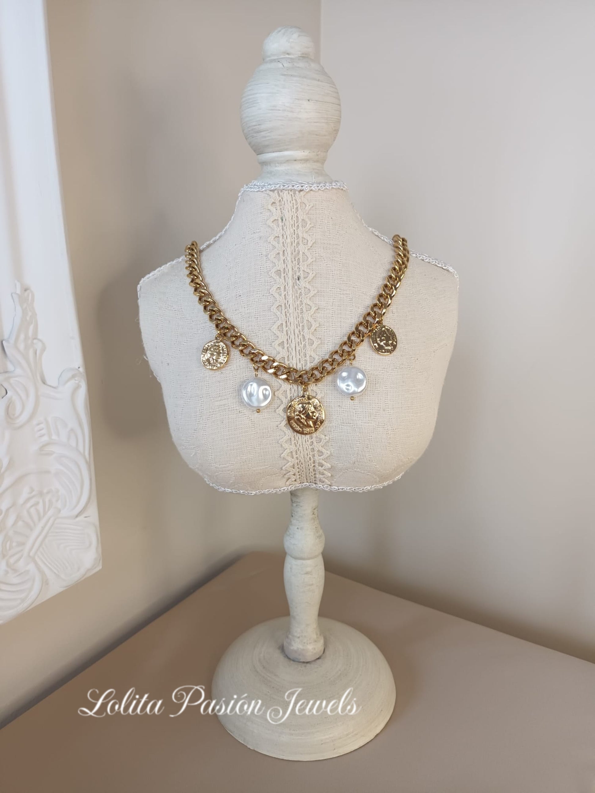 Collar dorado monedas perlas