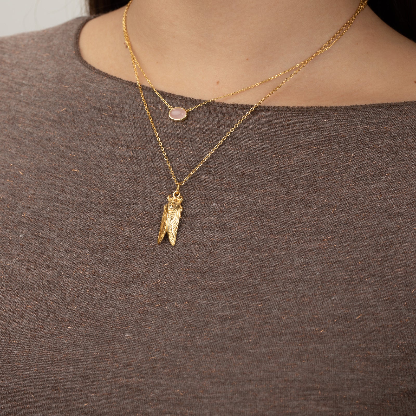 Collar talismán cigarra dorado