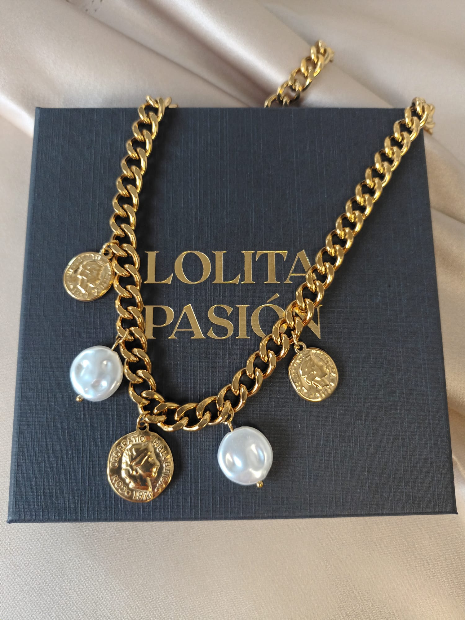 Collar dorado monedas perlas