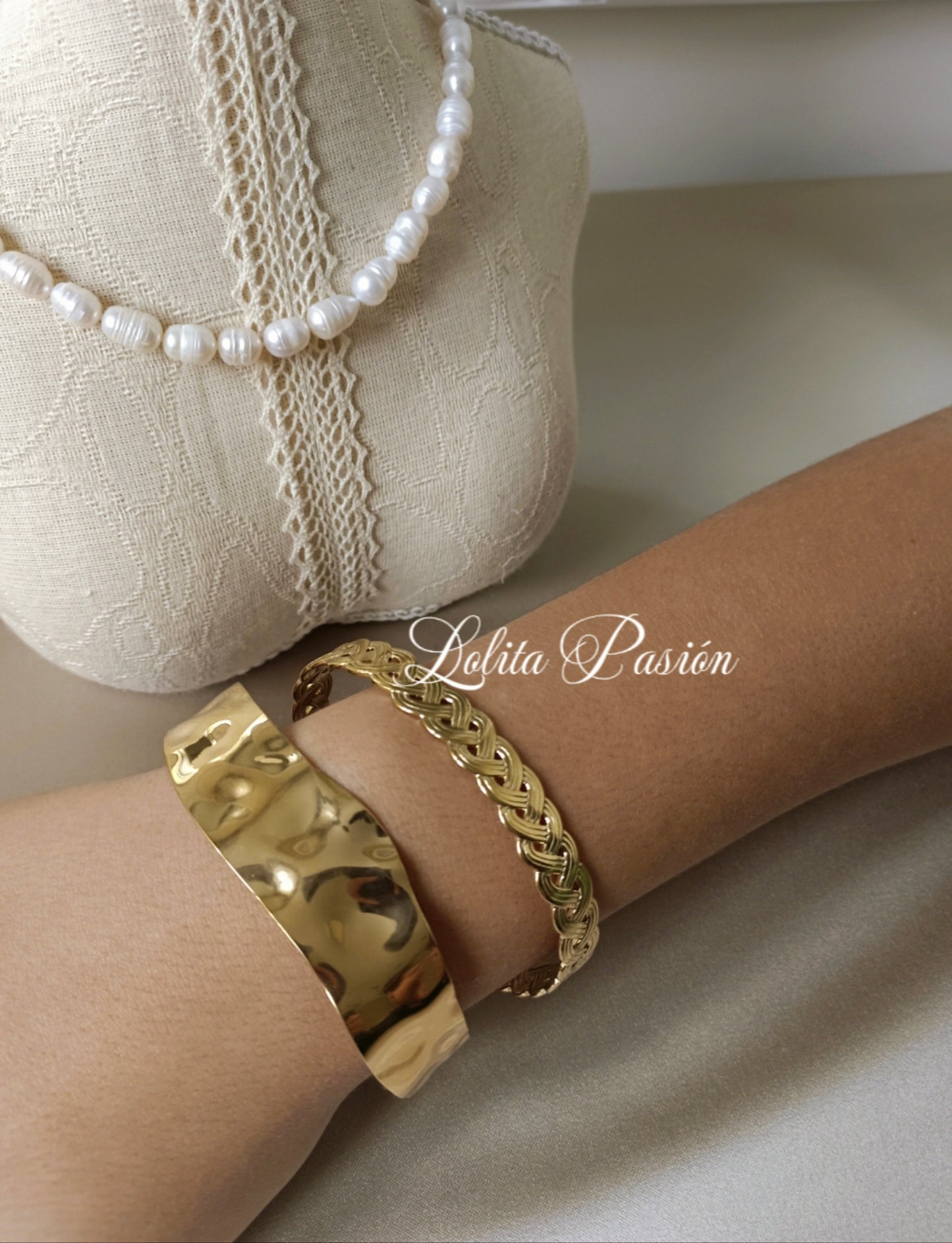 Pulsera brazalete dorado